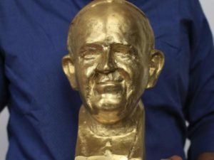 El busto es obra de arquitecto y escultor Alfredo Tomas Tatis. El busto es obra de arquitecto y escultor Alfredo Tomas Tatis.